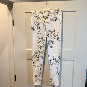 EUC Victoria's Secret- Victoria Sport Knockout White Floral Leggings